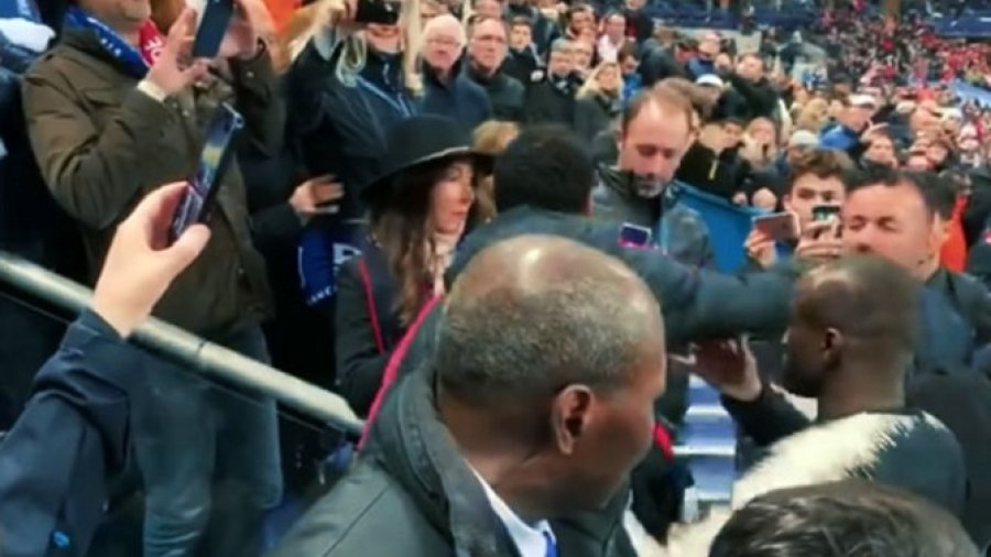 Neimar tuče navijače