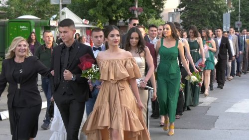 Srednješkolci složno na maturskom plesu