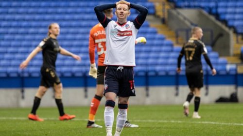 Bolton tone sve dublje, Kembridž novi lider