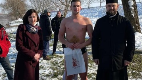 Prvi do bogojavljenskog krsta doplivao Luka Momirović