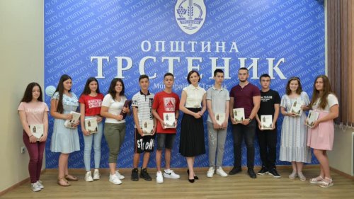 Na panou u centru grada fotografije učenika generacije