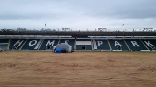 Divljali sa traktorom na stadionu