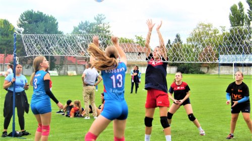 Odbojkaški hepening za oko 500 devojčica