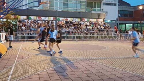 U toku je turnir u basketu 3x3 na Omladinskom trgu u Trsteniku