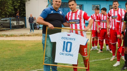 Uramljen dres poklon Nikoli Rajkoviću od bivšeg kluba SFS Borca, Srpska liga Istok