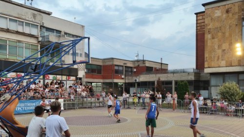Na Omladinskom trgu veliki broj gledalaca posmatra utakmice turnira u basketu 3x3
