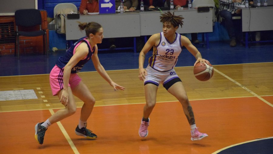 Meklaflin sa zvukom sirene, Prva ženska liga Srbije