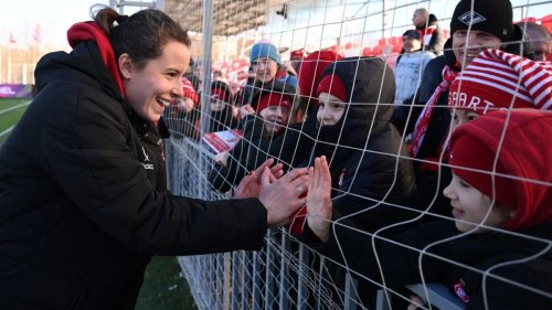 Navijači Spartaka pevali Dini za rođendan - video prešao 900.000 pregleda!