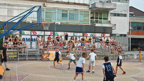U toku košarkaški spektakl na Omladinskom trgu u Trsteniku