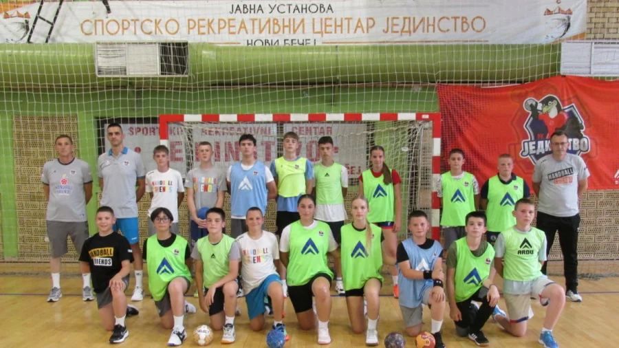 Žarko Šešum među mladim rukometašima: Posetio 6. kamp "Handball Friends" u Novom Bečeju
